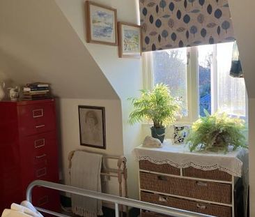 Bright bedroom in pretty attic flat - Photo 4