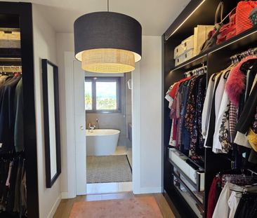 Jardín privado, diseño y luz | Chalet de esquina único en Boadilla - Photo 2
