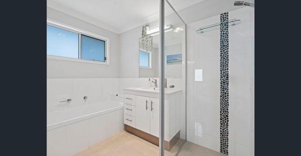 Fully Furnished, Modern Bayside Luxury Home in Thorneside - Photo 1