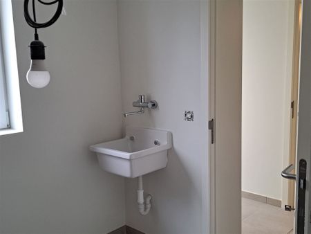 Gerenoveerde woning met 2 slaapkamers en dressing/bureel. Mooie tuin met tuinhuis. Instapklaar. - Foto 5