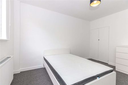 An ideal three bedroom flat located on the second floor of a well-presented building on Nightingale Lane - Photo 3