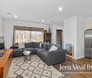 Perfectly presented 2BR, 2BA, private courtyard, High School Zone, ... - Photo 1