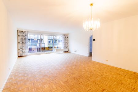 Ruim 1 slaapkamer-appartement met terras en garagebox! - Photo 2