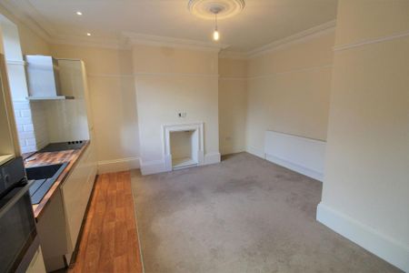 3 bedroom flat to rent - Photo 4