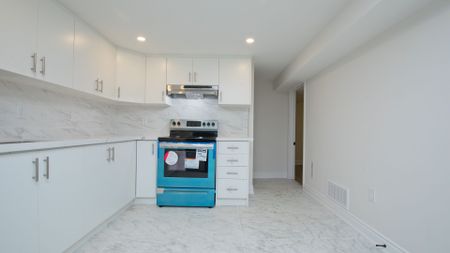 For Lease - 2 Betteridge Lane, Toronto, Ontario - Photo 2