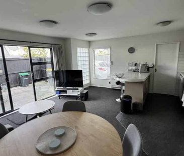 Charming Two-Bedroom Apartment for Rent in Merivale - Photo 4