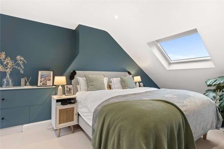 SHORT LET - A stunning three bedroom split-level flat with roof terrace - Photo 4
