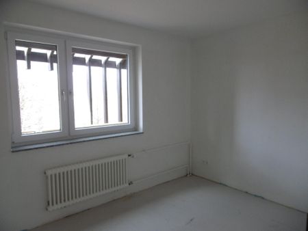 Ihr neues Zuhause: Helle Räume, hochwertiger Bodenbelag und komfortable Einbauküche - Photo 2