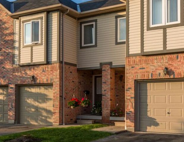 3 Bedroom Townhouse For Rent - Photo 1
