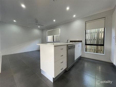 3 Bedroom Home Walking Distance to Shopping Centre - Photo 3