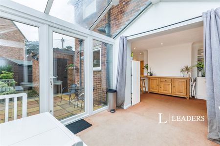 2 bedroom house to rent Beech Close, Hersham, Walton-on-Thames, KT12 - Photo 2