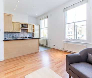 Recently refurbished one bedroom flat set with a period house near tube & shops - Photo 4