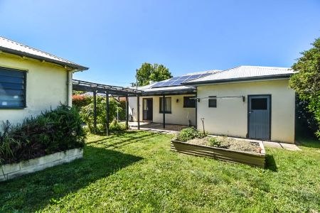 Cottage with Established Gardens & Ideal Location - Photo 5