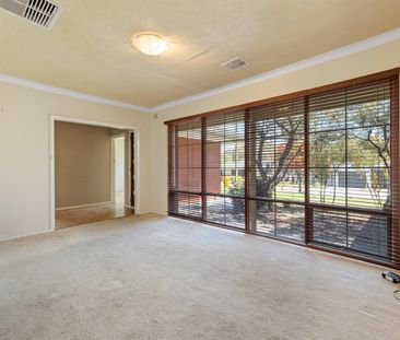 Comfortable Family Home in a Quiet Surrey Downs Neighbourhood - Photo 4