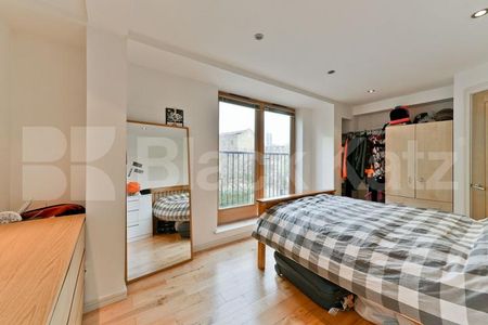 Superbly located & situated opposite the green open spacers of Tabard Gardens - Photo 3