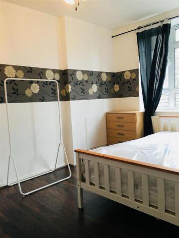 1 bedroom in a house share to rent - Photo 4