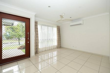 Modern Air Conditioned Family Home - Side Access - Walk to PCYC and School - Photo 3