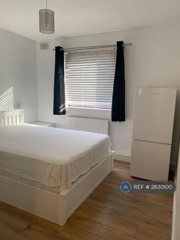 1 bedroom in a flat share to rent - Photo 3