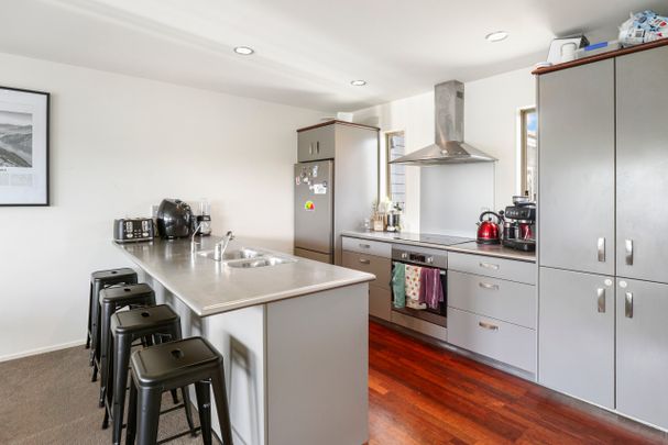 Modern three storey townhouse in the heart of Meadowbank! - Photo 1