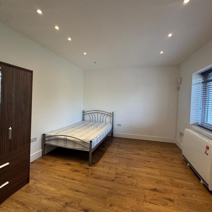 Bath Road, Harmondsworth, West Drayton UB7, London - Photo 1