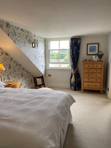 Large, cosy, room with en suite to rent in a nice area of Harborne. Close to the High Street, but quiet, you will have access to local pubs, shops and restaurants just a few minutes walk away. - Photo 2