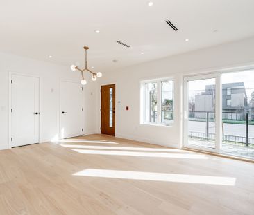 Contemporary Family Townhome in Prime Oakridge Location - Photo 2