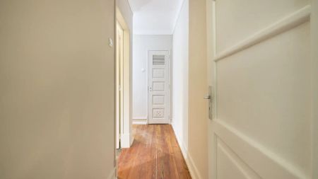 Room in a shared 4-bedroom apartment for rent in Lisbon. - Photo 5