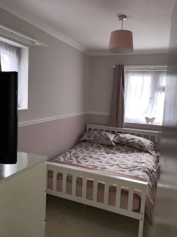 Double Room in quiet area of Welwyn Garden City. Close to amenities and train station. - Photo 3