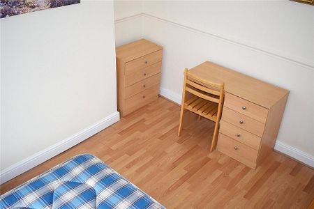 4 bedroom end of terrace house to rent - Photo 2