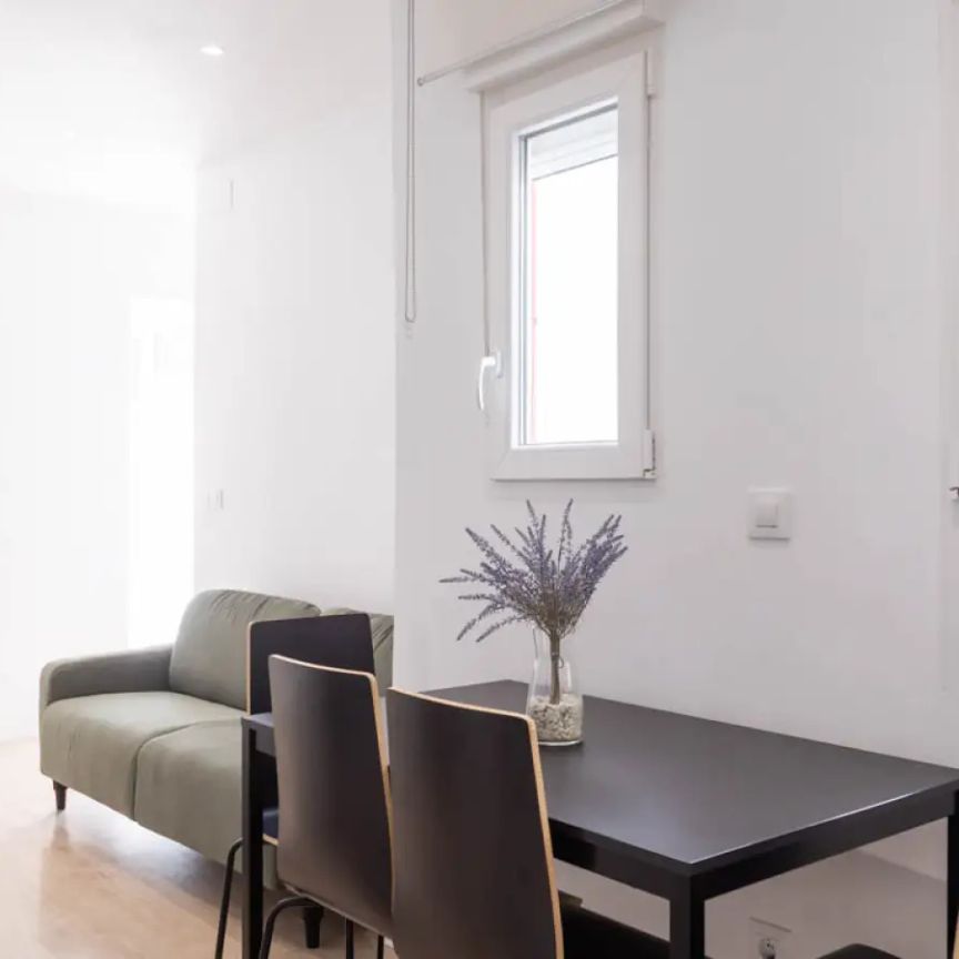 2-bedroom apartment for rent in Cuatro Caminos, perfect for professionals, couples, and students. - Photo 1