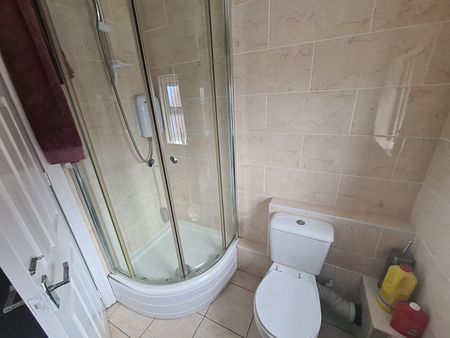 4 Bed - Flat 1, 17a Stonegate Road, Leeds - LS6 4HZ - Student/Professional - Photo 4