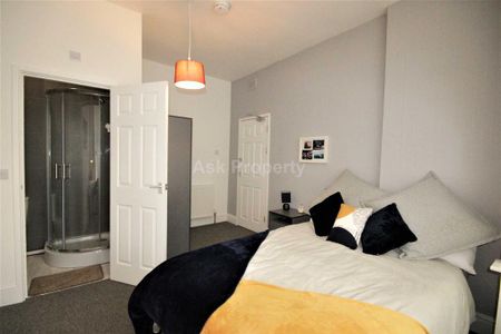 1 bedroom in a house share to rent - Photo 2