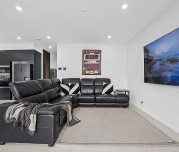 Modern 4-bedroom Family Home - Photo 1