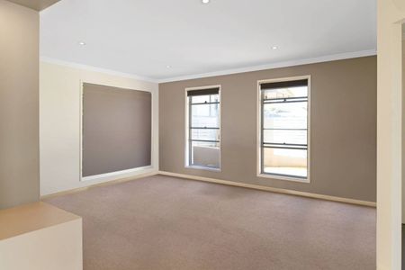 IMMACULATE THREE-BEDROOM HOME - Photo 4