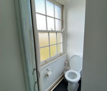 Double room in a Spacious 5-Bed Flat – Oval - Photo 6
