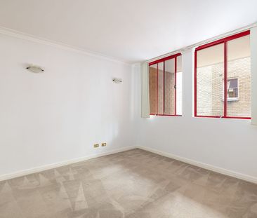Spacious one-bedroom apartment with secure parking - Photo 4