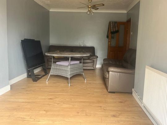 5 Bed Detached House, Linden Road, LU4 - Photo 1