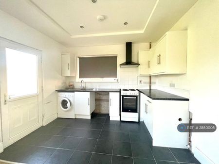 3 bedroom semi-detached house to rent - Photo 3