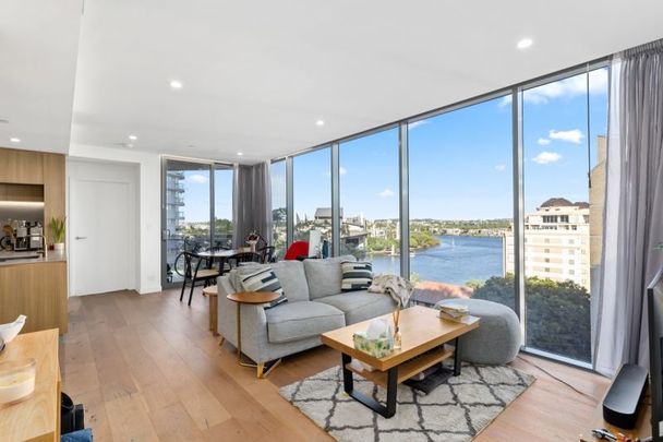 Lovely river views! Carefree living in this elegant open plan 7th floor 2 bedroom Kangaroo Point apartment. - Photo 1