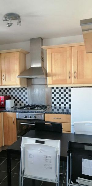3 bedroom flat share to rent - Photo 1