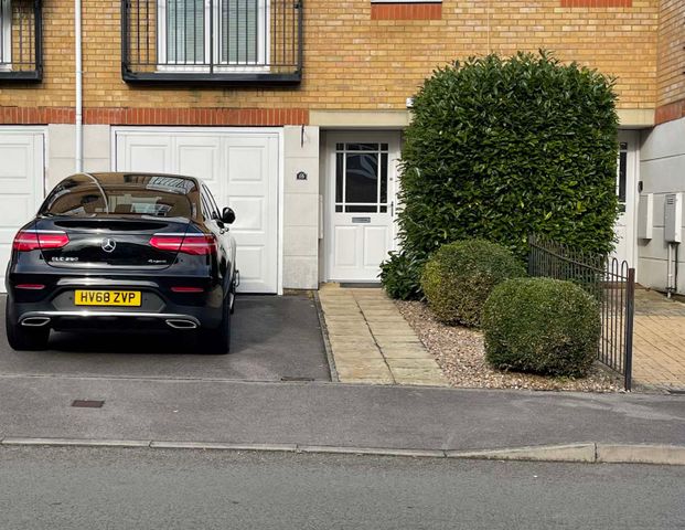 Checkout our BEST Professional Houseshare yet! Room 2 - Photo 1