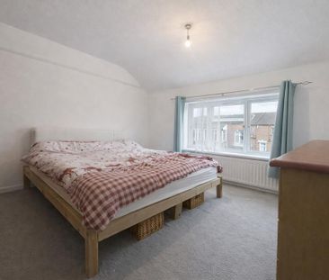 4 bedroom semi-detached house to rent - Photo 3