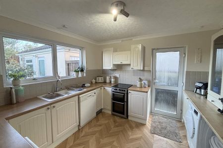 3 bedroom detached bungalow to rent - Photo 5