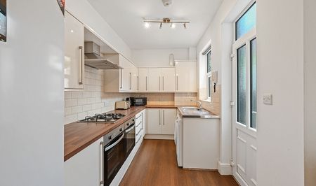 Spacious 6-Bed Student House with Two Bathrooms & Convenient Amenities - Photo 4