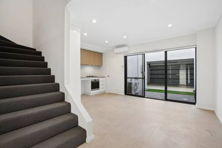 BRAND NEW 3 BED 2 BATH HOME!! - Photo 2