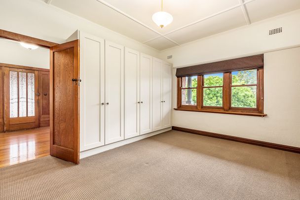 TOP FLOOR APARTMENT BY THE BAY - Photo 1