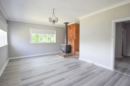 Freshly renovated and ready to move in. - Photo 3