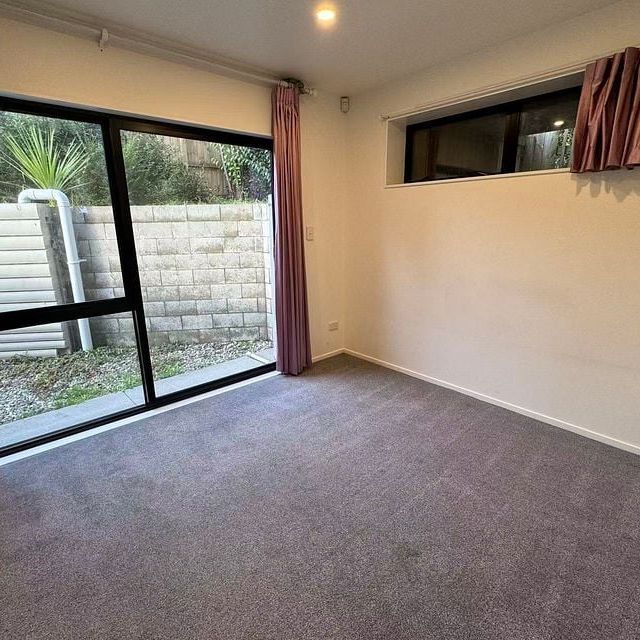 Spacious modern family home with private balcony - Photo 1