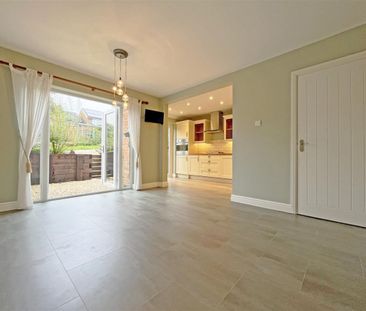 3 bedroom Semi-detached house to rent - Photo 4