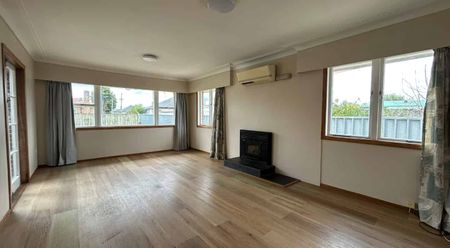 Well maintained 3 bed, 2 bath with plenty of on site parking - Photo 3